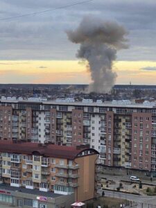 61906A68-2BED-44E0-8A2E-D58D224B98B0-225x300 Ucrânia: aeroporto é atingido por mísseis vindos da Belarus, diz imprensa local