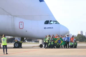 C56A0D3A-26BD-40DA-904F-B32DB56B7025-300x200 Avião 'baleia' Beluga pousa em Fortaleza em 1ª viagem da aeronave à América Latina; veja chegada