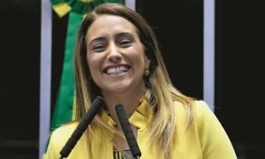 34DD27D8-322F-41CF-9FD4-A2B9EEFD4DE4-300x180 ‘Estamos juntos’, diz ex-ministra de Bolsonaro a Lula Flávia Arruda (PL) compareceu à cerimônia de posse do petista